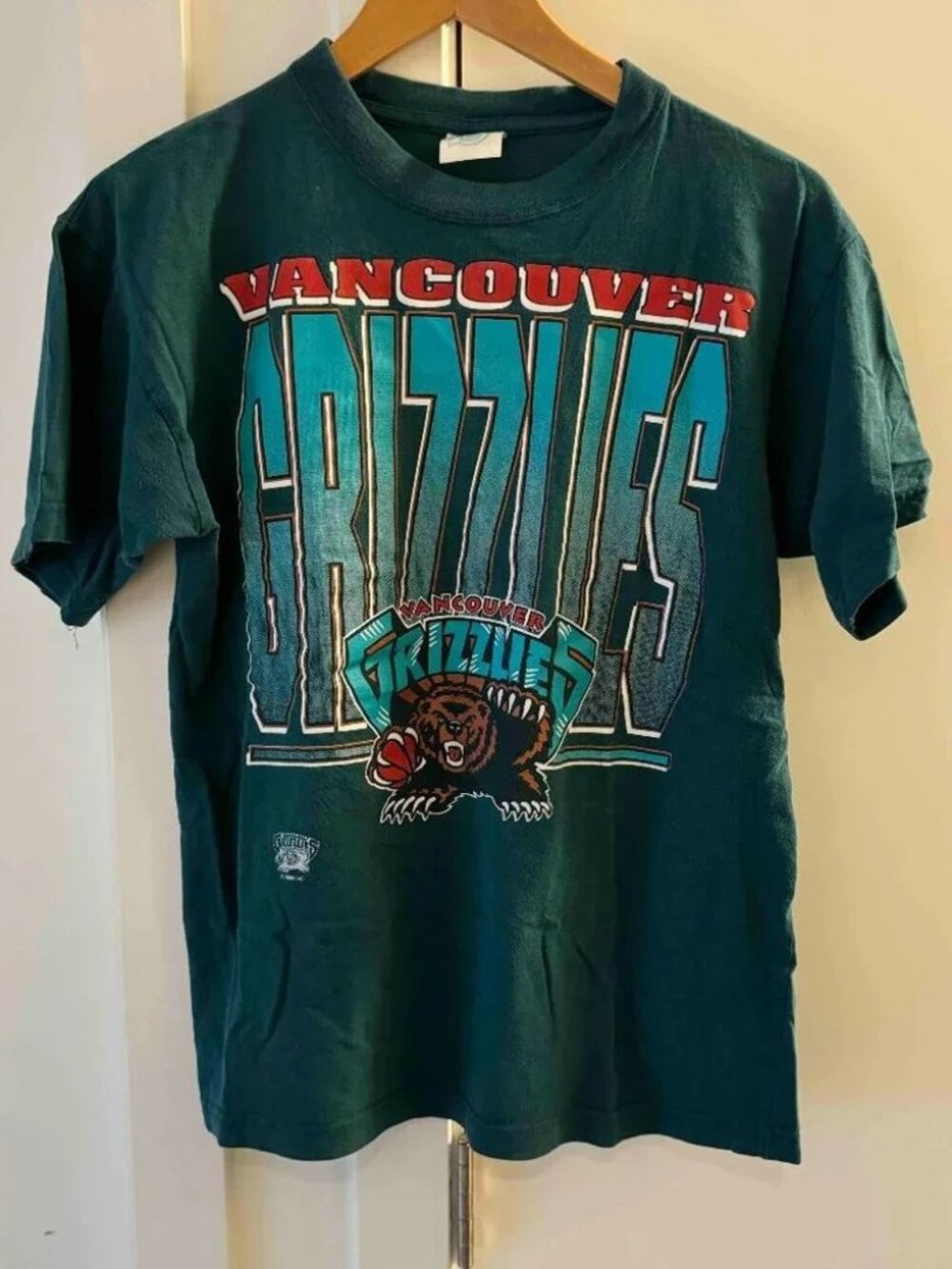 vintage 90s Vancouver Grizzlies NBA graphic tee size small